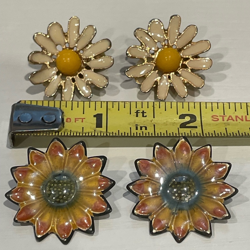 Vintage Flower Power Clip Earrings Daisy Sunflower Fun Hippie - Picture 2 of 3